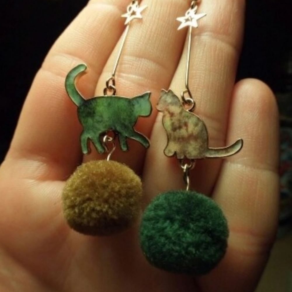 Fall Cats Fur Ball Green Brown Star Drop Earrings